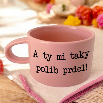 Růžový hrnek makronka - A ty mi taky polib prdel