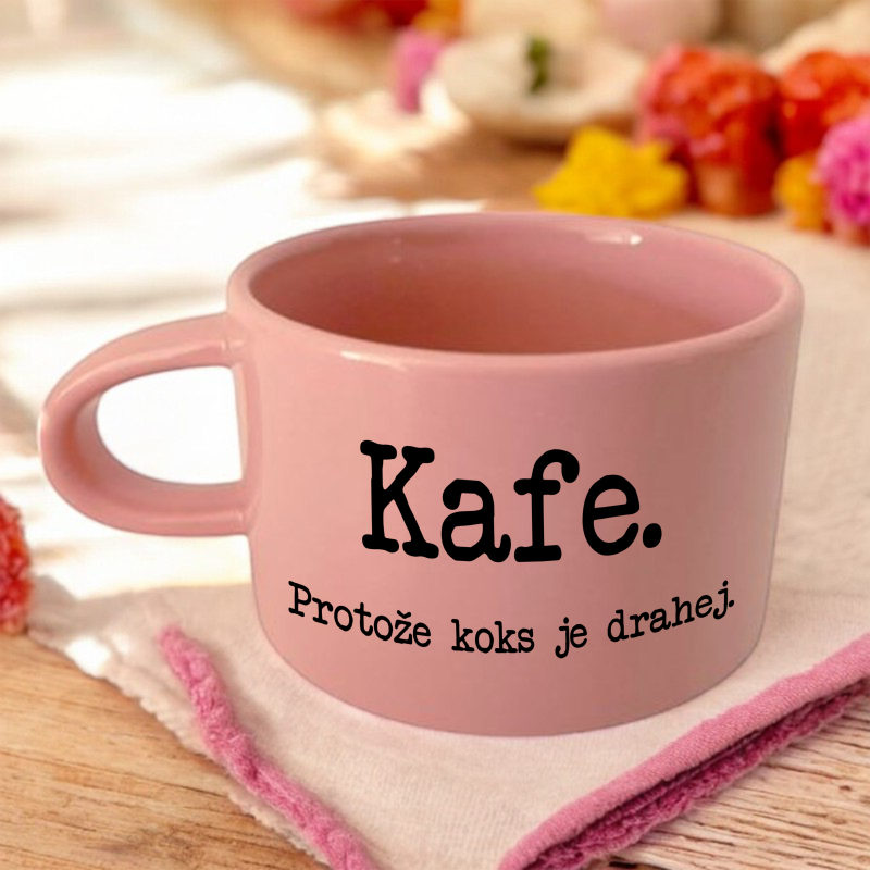 Růžový hrnek makronka - Kafe. Protože koks je drahej.