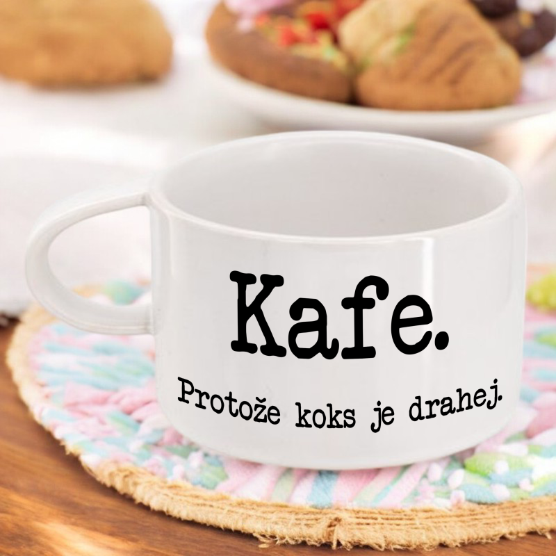 Bílý hrnek makronka - Kafe. Protože koks je drahej.
