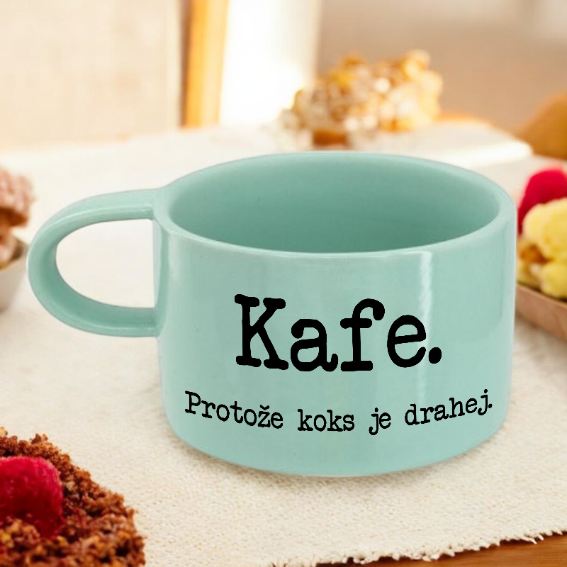 Mátový hrnek makronka - Kafe. Prtože koks je drahej.