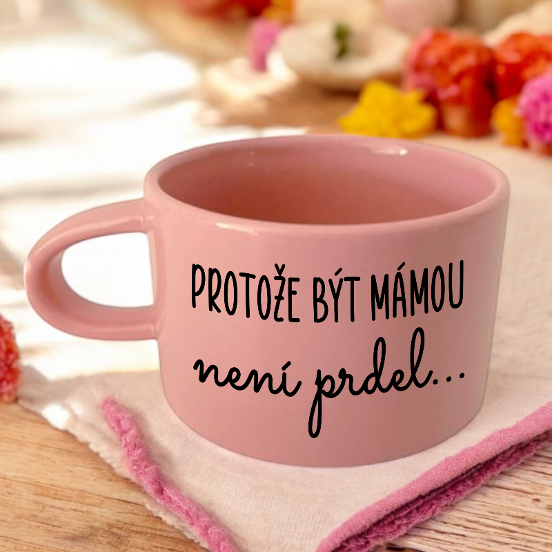 Růžový hrnek makronka - Protože být mámou není prdel